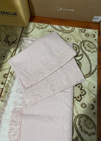 Pembe Nakışlı Yatak Örtüsü Takımı
