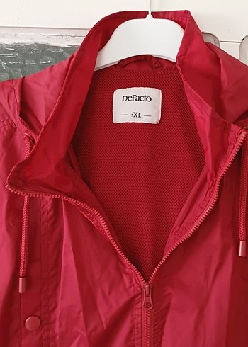 Kırmızı Kapüşonlu Midi Yağmurluk - Görsel 5