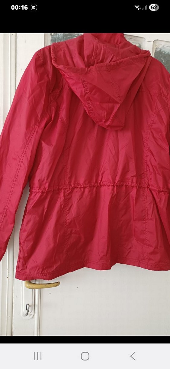 Kırmızı Kapüşonlu Midi Yağmurluk - Görsel 4
