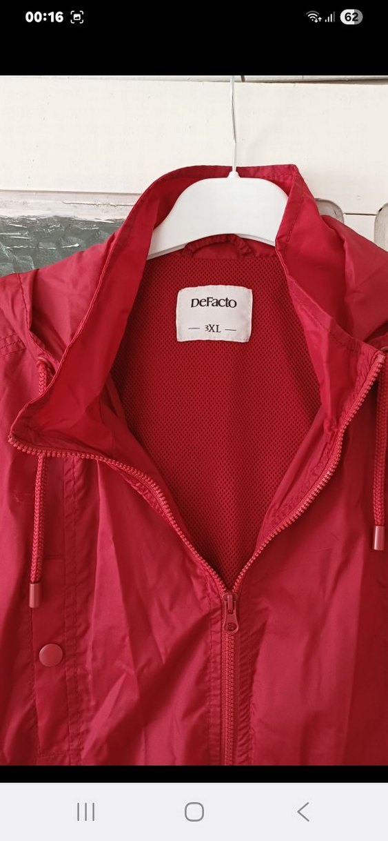 Kırmızı Kapüşonlu Midi Yağmurluk - Görsel 5