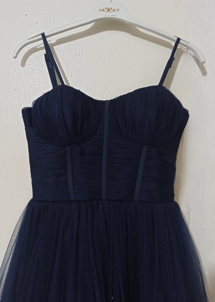 Askılı lacivert midi boy abiye elbise - Görsel 3