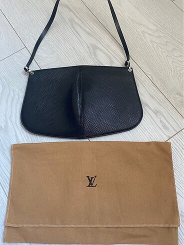 LV POCHETTE