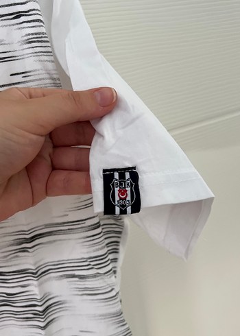 BJK Kartal Yuvası Beyaz Gri V Yaka Erkek Tişört - Görsel 3