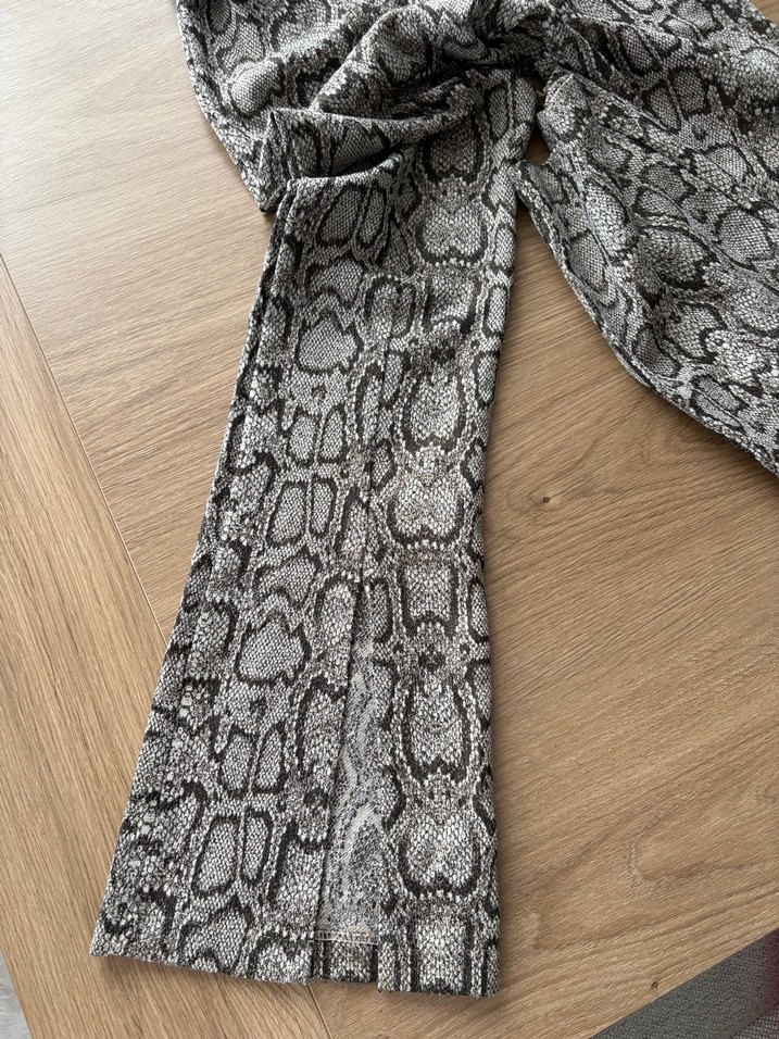 Gri Yılan Desenli Kadın Bol Kumaş Pantolon - Görsel 3