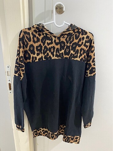 Leopar Desenli Şapkalı Sweater