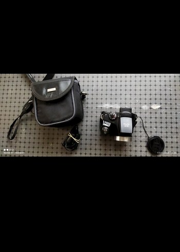 Siyah Dijital Fotoğraf Makinesi ve Çantası - Görsel 2