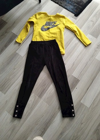 Sarı Sweatshirt ve Siyah Düğmeli Tayt Takımcovuk