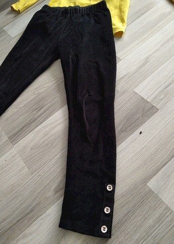 LC Waikiki Sarı Sweatshirt ve Siyah Düğmeli Tayt Takımcovuk
