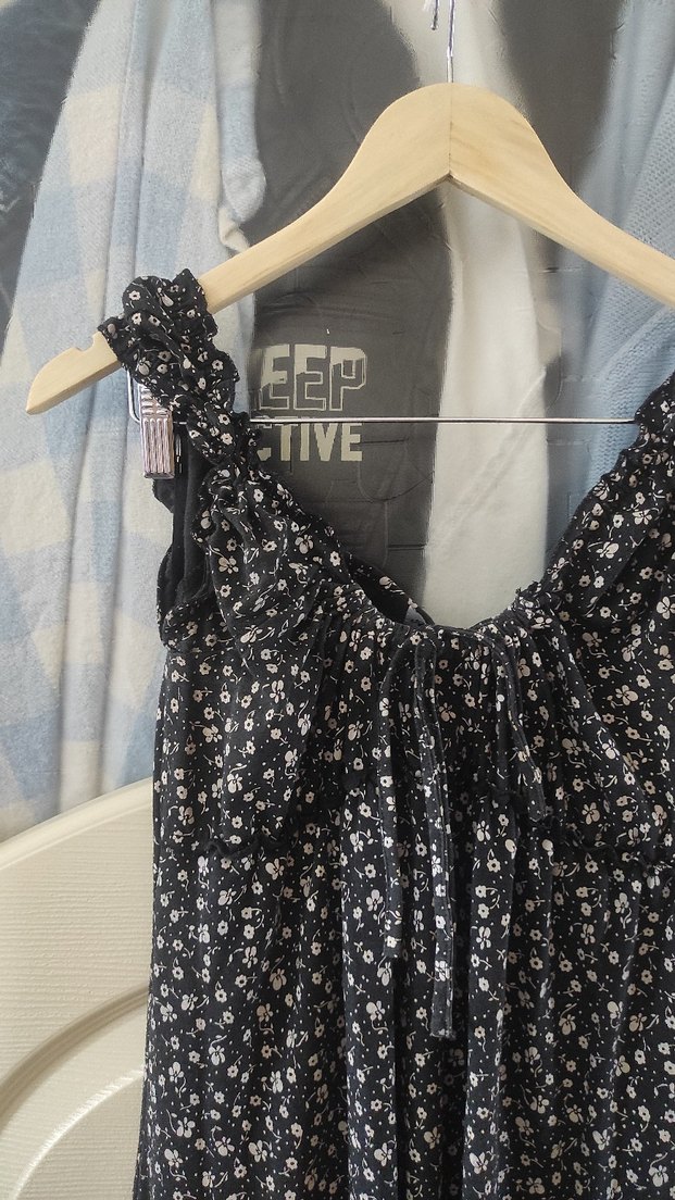 Siyah Çiçek Desenli Midi Askılı Elbise - Görsel 4