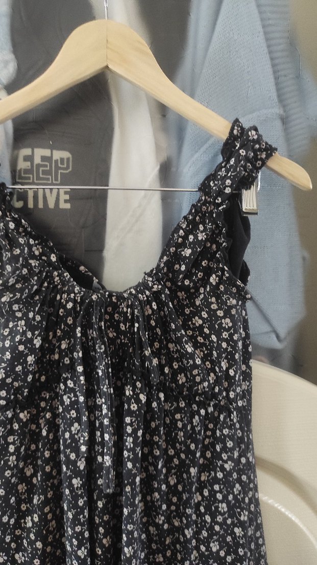 Siyah Çiçek Desenli Midi Askılı Elbise - Görsel 3