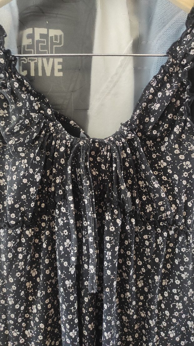 Siyah Çiçek Desenli Midi Askılı Elbise - Görsel 2