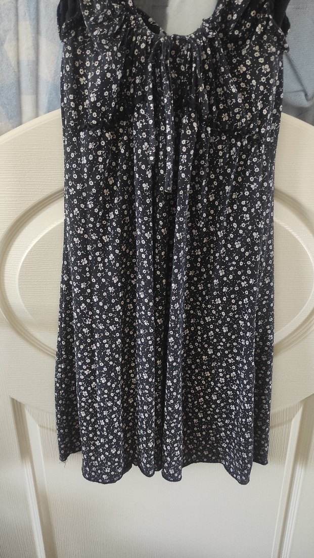 Siyah Çiçek Desenli Midi Askılı Elbise - Görsel 5