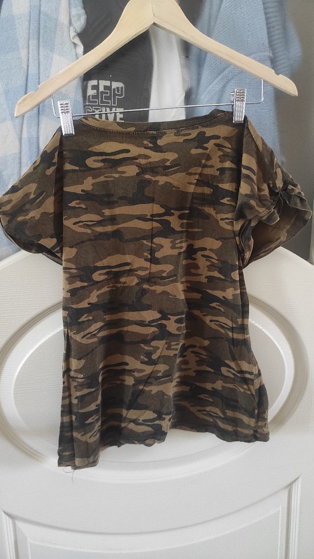 Kahverengi Kamuflaj V Yaka Kemerli Tişört - Görsel 3