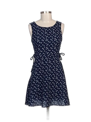 H&M Kısa Elbise %70 İndirimli.