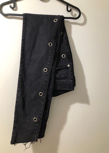 Düğmeli Siyah Dar Kesim Kadın Kot Pantolon - Görsel 3