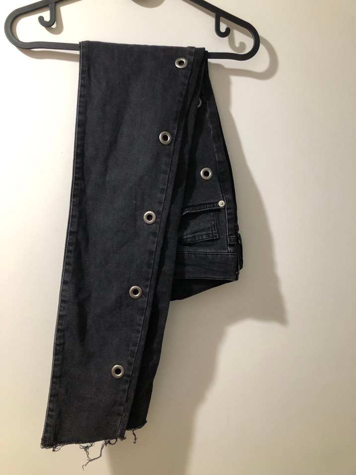 Düğmeli Siyah Dar Kesim Kadın Kot Pantolon - Görsel 3