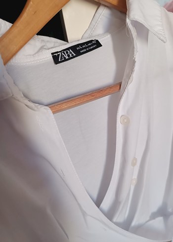Zara Beyaz V Yakalı Düğmeli Kadın Gömlek