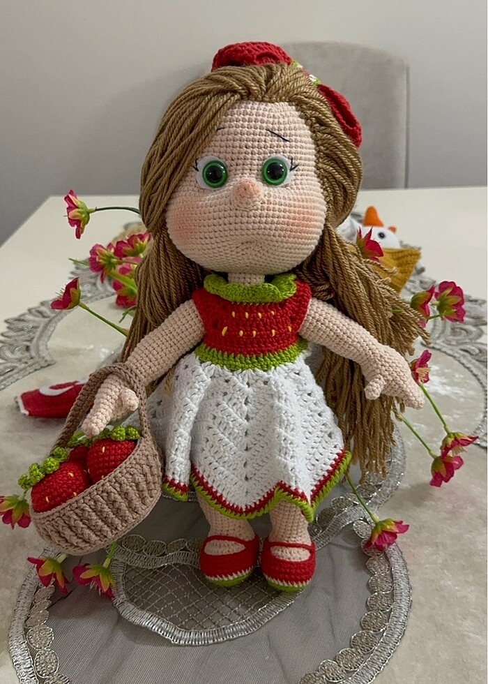 El örgüsü Amigrumi tatlış çilek kız elinde çilek sepeti ile birl - Görsel 2