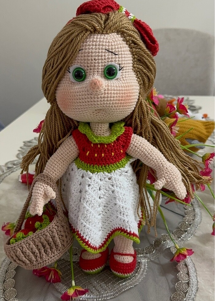 El örgüsü Amigrumi tatlış çilek kız elinde çilek sepeti ile birl - Görsel 3