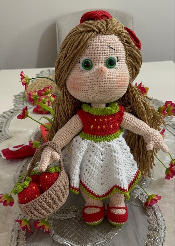El örgüsü Amigrumi tatlış çilek kız elinde çilek sepeti ile birl - Görsel 4