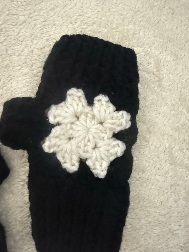 Siyah Beyaz Örgü Kadın Eldiven - Görsel 2