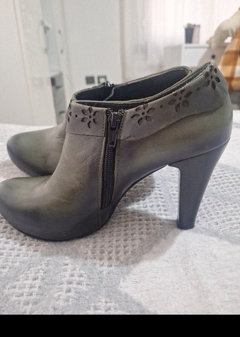 Gri Dolgu Topuklu Tokalı Kadın Bot - Görsel 9