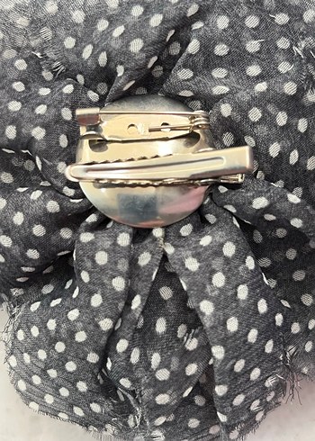 Puantiye Desenli Gri Fırfırlı Taşlı Broş - Görsel 3