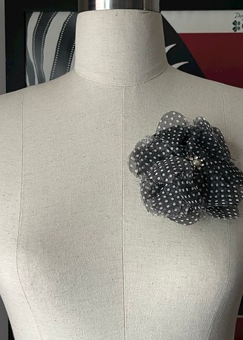 Puantiye Desenli Gri Fırfırlı Taşlı Broş - Görsel 2