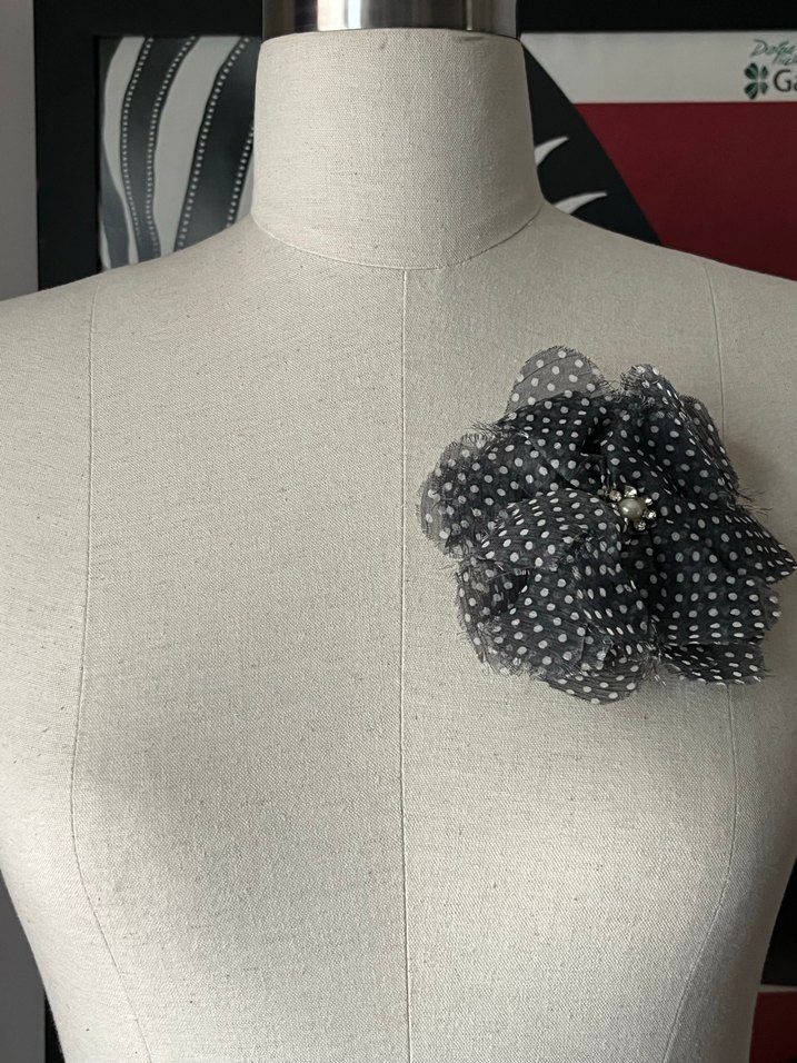 Puantiye Desenli Gri Fırfırlı Taşlı Broş - Görsel 2