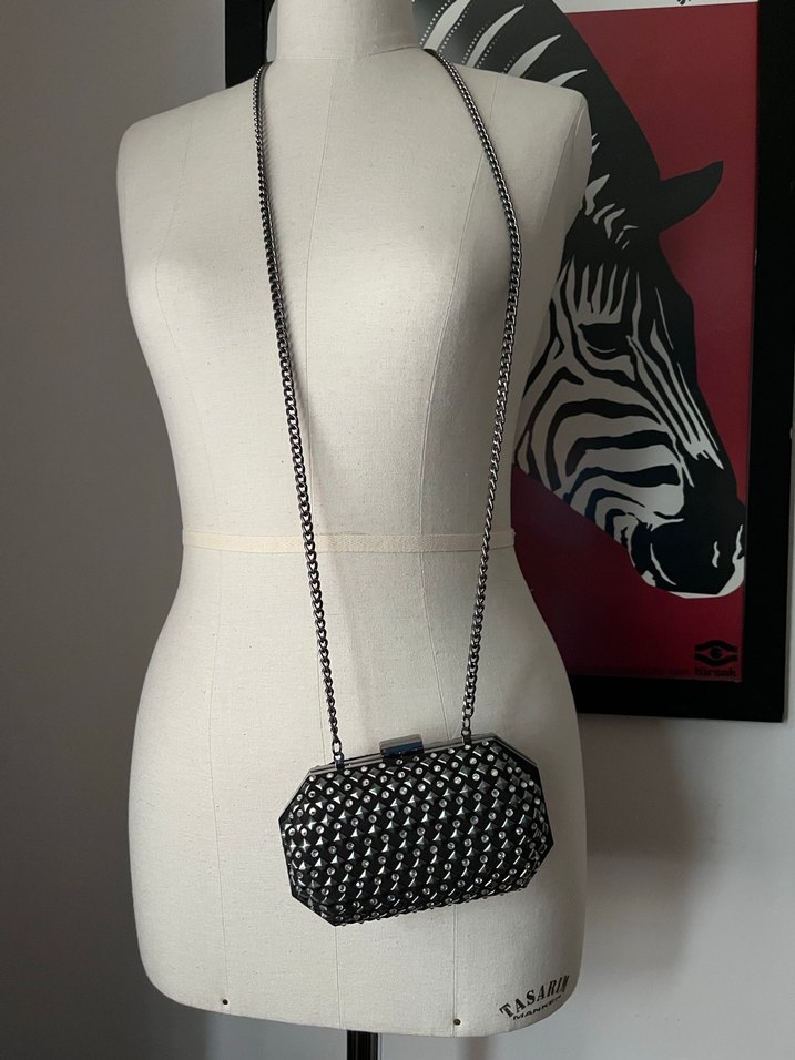 H&M taşlı zımbalı zincir askılı clutch - Görsel 2
