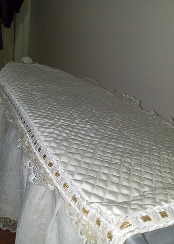 Nakışlı Beyaz Parlak Yatak Örtüsü - Görsel 4