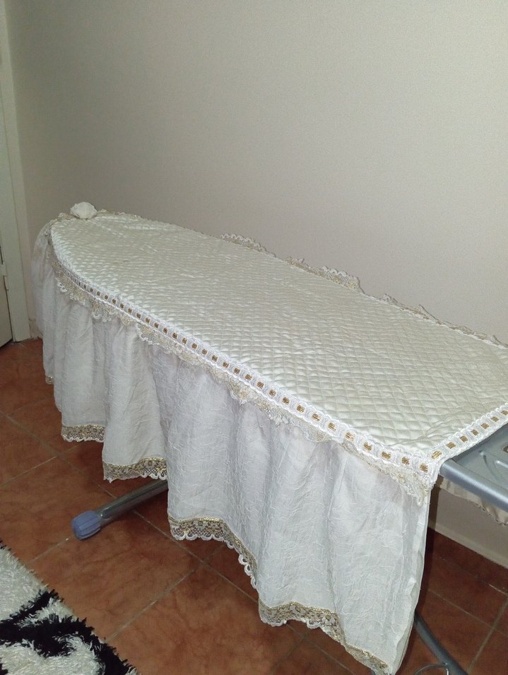 Nakışlı Beyaz Parlak Yatak Örtüsü - Görsel 2