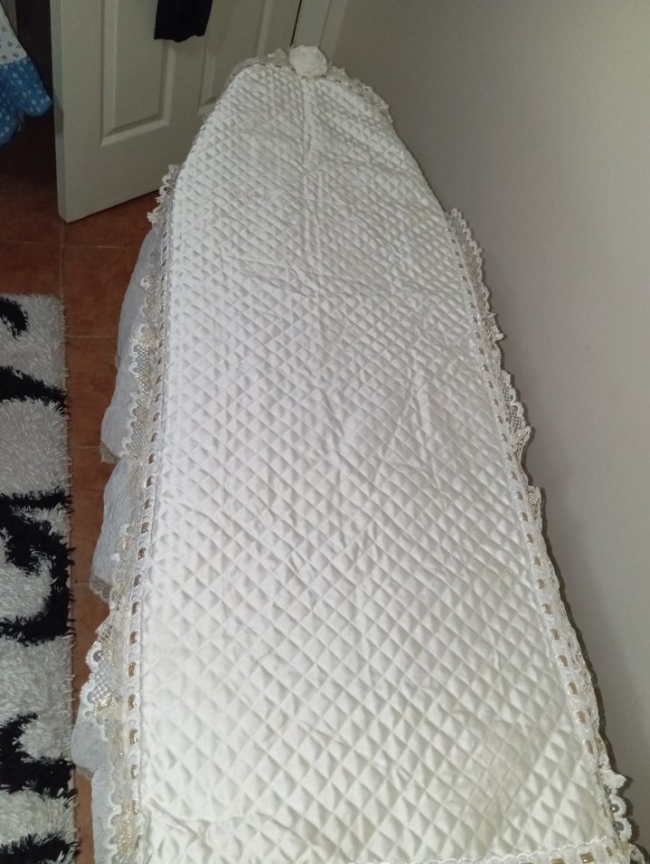 Nakışlı Beyaz Parlak Yatak Örtüsü - Görsel 3