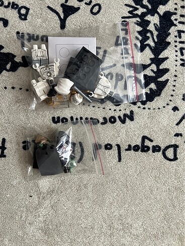 Lego Moon knight ve MR Knight rezerve mandolarian duruyor