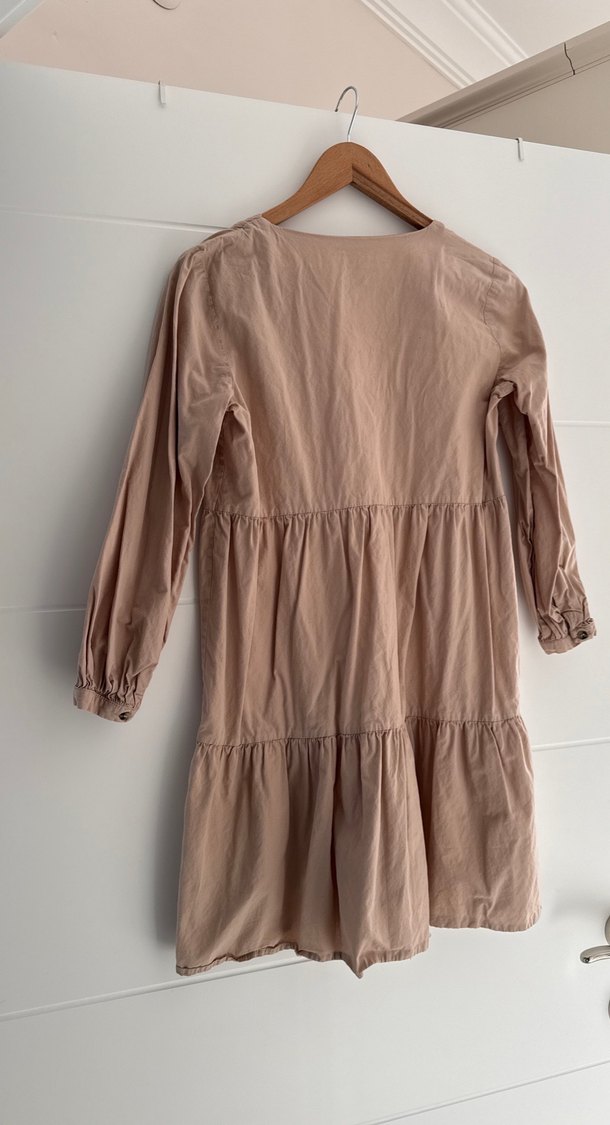 Bej V Yaka Düğmeli Midi Elbise - Görsel 4