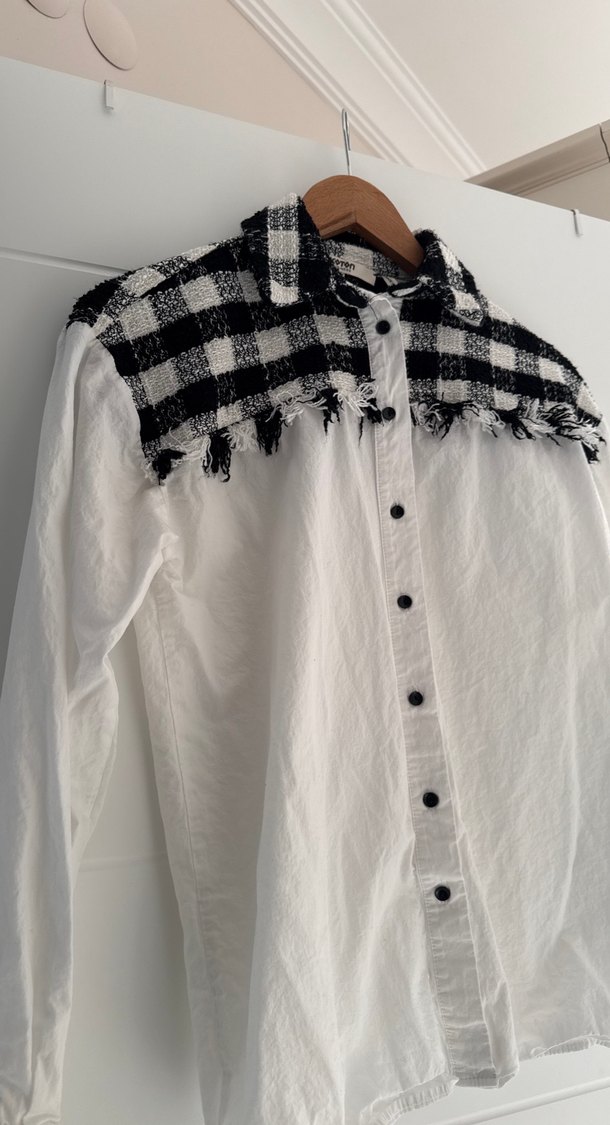 Düğmeli Uzun Kollu Beyaz Gömlek - Görsel 3