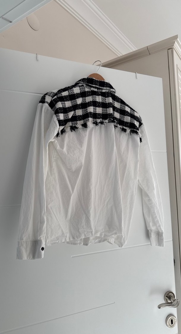 Düğmeli Uzun Kollu Beyaz Gömlek - Görsel 4