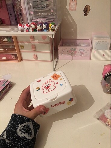 Sticker kutusu (üstündeki stickerler çıkıyo basitçe istenirse çı