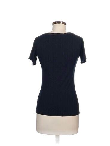 l Beden Guess T-shirt %70 İndirimli.