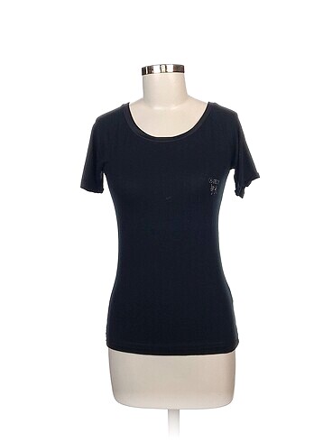Guess T-shirt %70 İndirimli.
