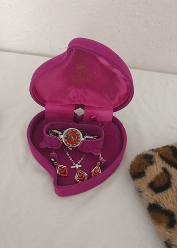  Beden Diger Kırmızı İşlemeli Kadın Saat ve Takı Seti