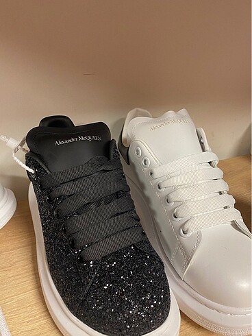 Alexander McQueen Alexander mcQueen numaralar mevcuttur