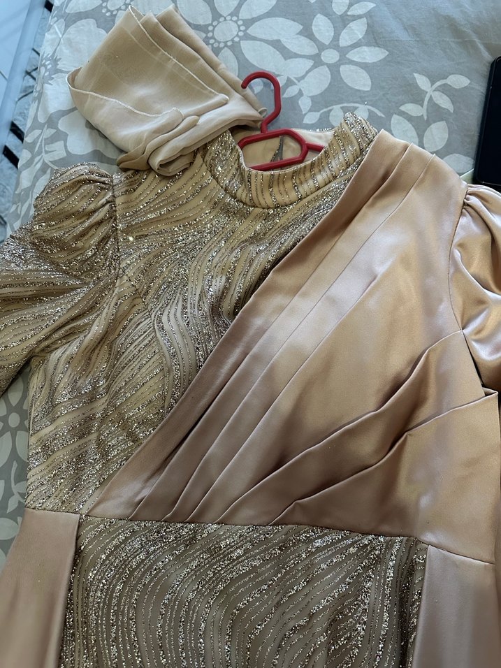 Bej Parlak Yılan Desenli Uzun Abiye Elbise - Görsel 5