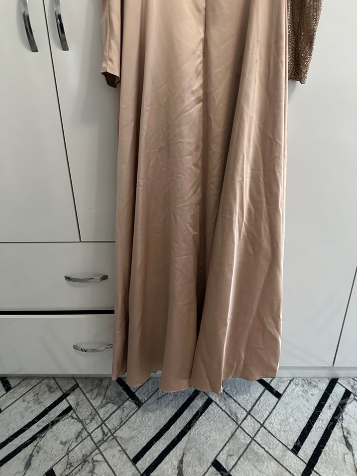 Bej Parlak Yılan Desenli Uzun Abiye Elbise - Görsel 4