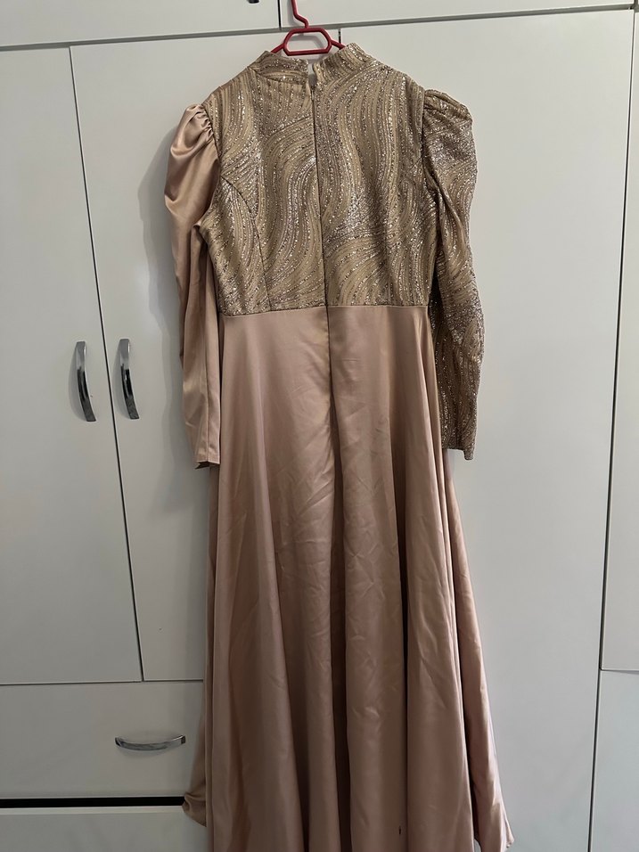 Bej Parlak Yılan Desenli Uzun Abiye Elbise - Görsel 2