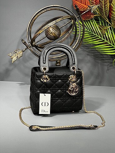 CHRISTIAN DIOR
