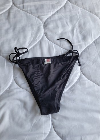 Siyah Bağcıklı Kadın Bikini Altı