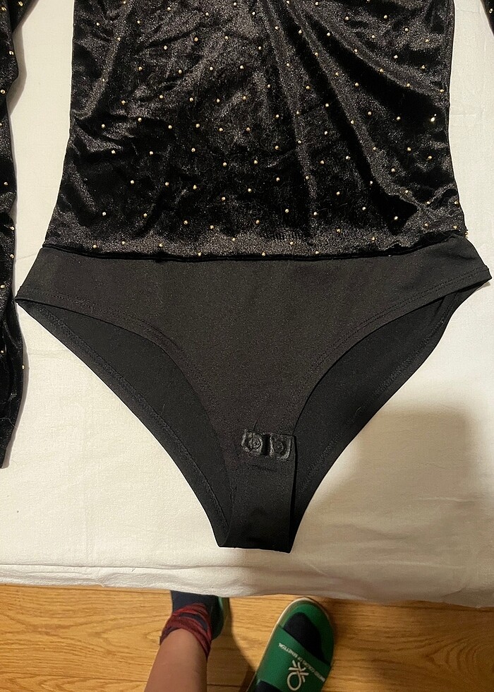 Kadife üzeri gold taşlı bluz - Görsel 3