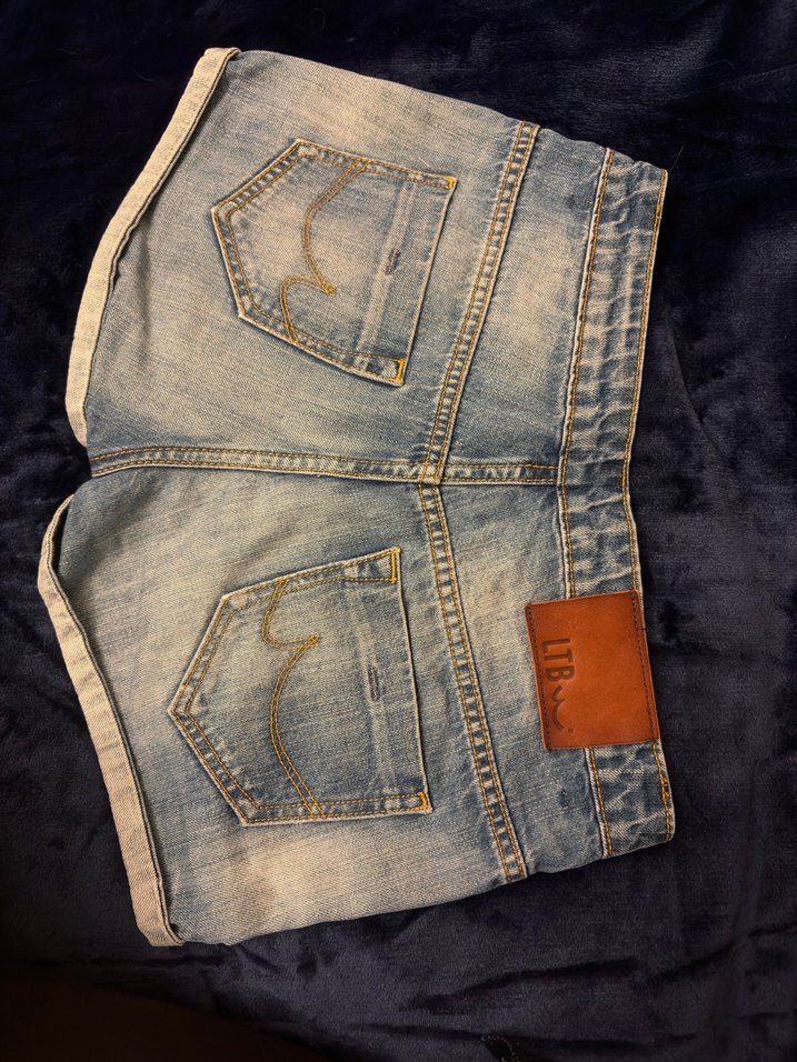 Düğmeli Mini Kot Şort - Görsel 3