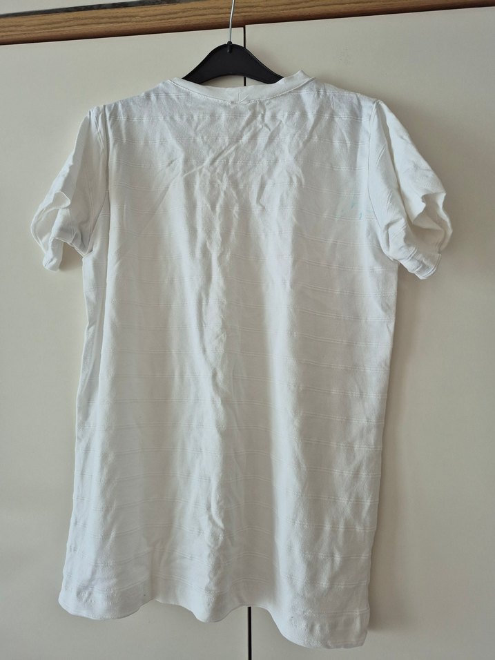 Beyaz V Yaka Tişört - Görsel 2